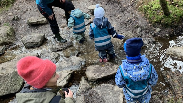 Små føtter i vann – stort skritt for trygghet...