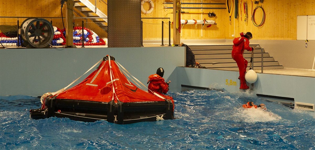Sea survival training i bassenget på RS Noatun
